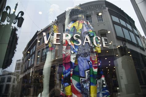 nuova sede versace via della liberazione|Versace cambia l'immagine e il layout dei suoi negozi.